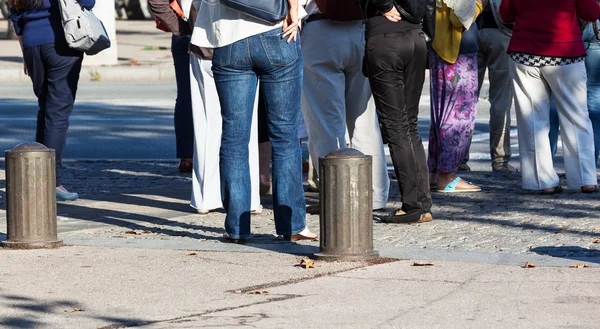 Gente en el paso de peatones — Foto de Stock