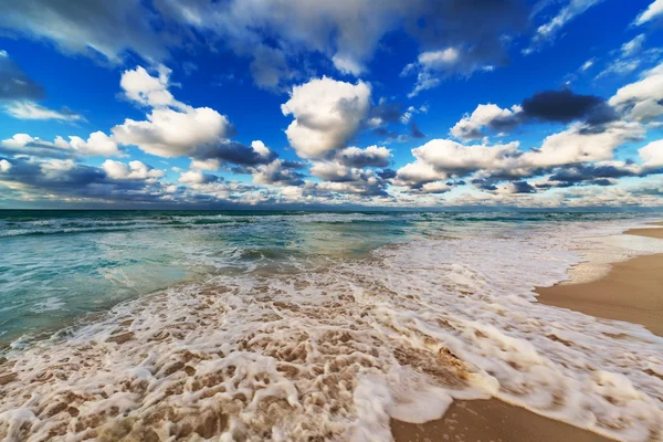 Costa con olas —  Fotos de Stock