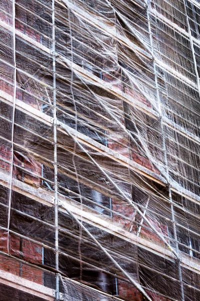 Building in scaffolding — Stock Photo, Image