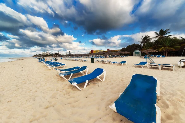 Sun loungers on sandy beach — Stock Photo, Image