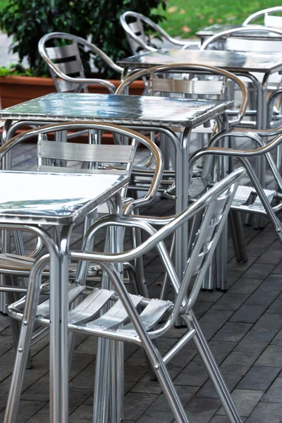 Алюминиевые столы и стулья — стоковое фото