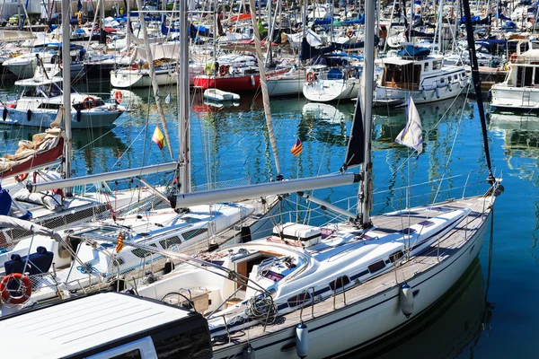 En moderna yachter dockat — Stockfoto