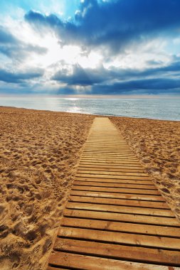 ahşap sahil yolunda