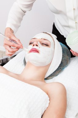 kozmetik bir maske uygulanıyor