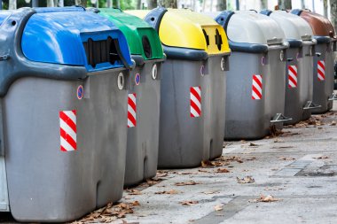 çöp tenekesi