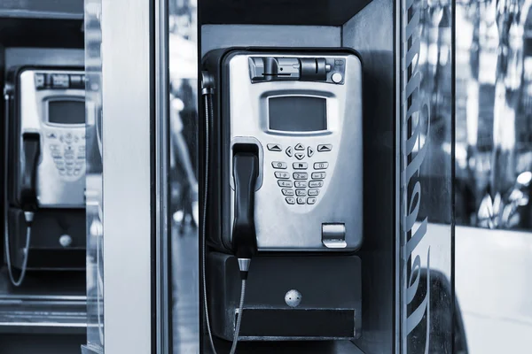 Moderna telefonautomat — Stockfoto