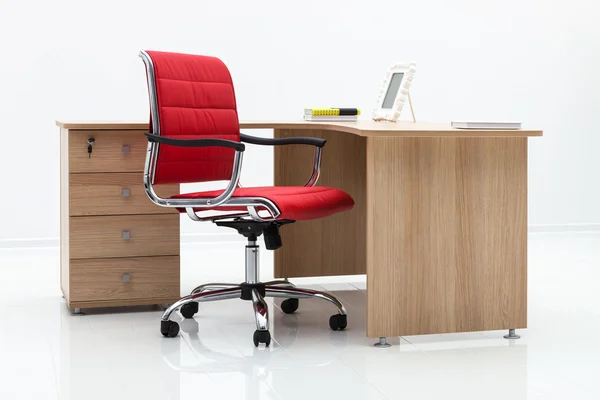 Tisch und roter Stuhl — Stockfoto