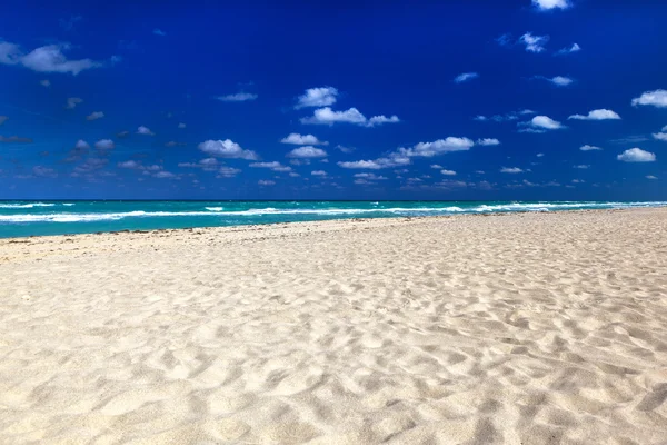 Белый песок на пляже — стоковое фото