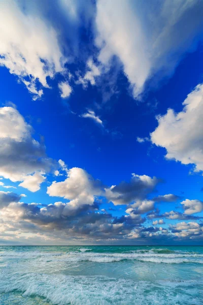 Ondas do mar e céu — Fotografia de Stock