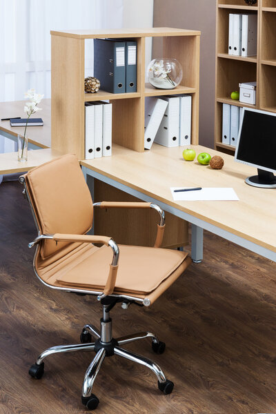 Монитор на столе
