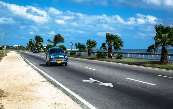 Carro na bela estrada — Fotografia de Stock