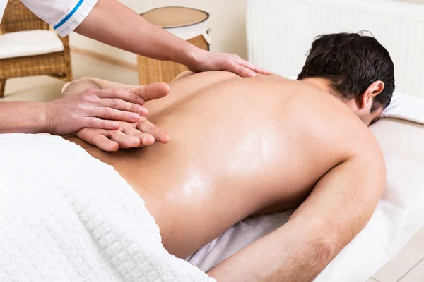 Massage im Schönheitssalon — Stockfoto