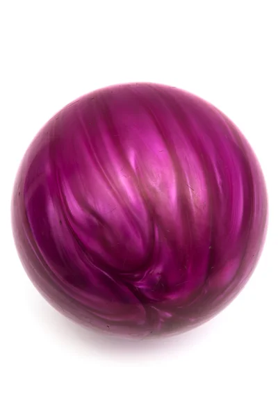 Фиолетовый мяч игры в боулинг — стоковое фото
