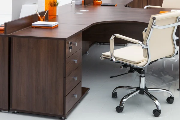 Biurka i krzesła skórzane białe — Zdjęcie stockowe