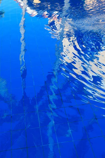 Spiegelung im Pool — Stockfoto