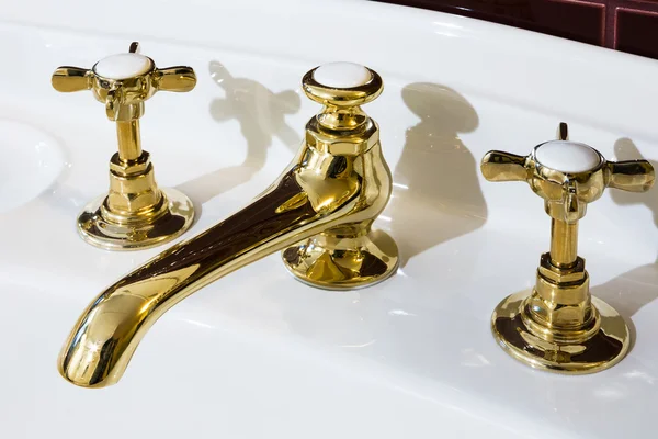 Schöne Wasserhähne aus Bronze — Stockfoto