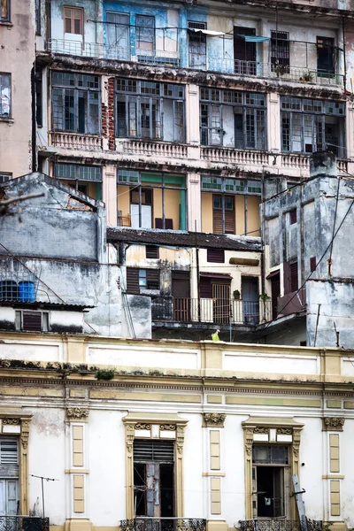 Vecchia casa con balconi — Foto Stock