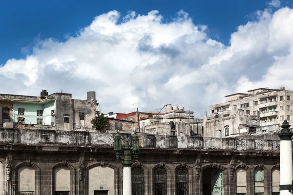 Alte Häuser und Wolken — Stockfoto