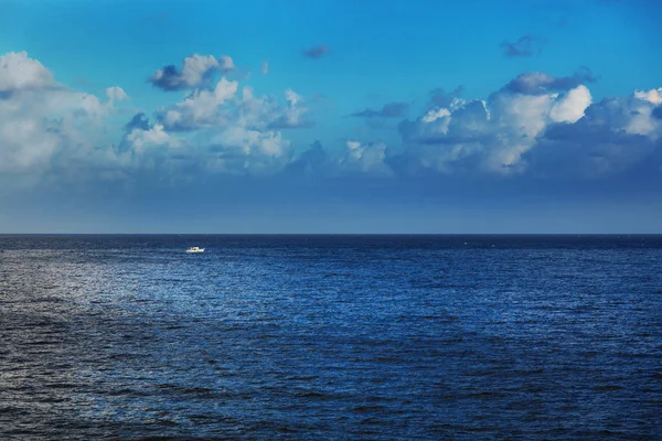 Човен у спокійному морі — стокове фото