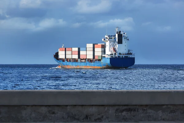 A cargo ship in ocean — Stock Photo, Image