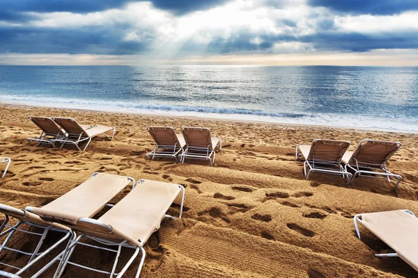 Sillas de cubierta en la playa — Foto de Stock