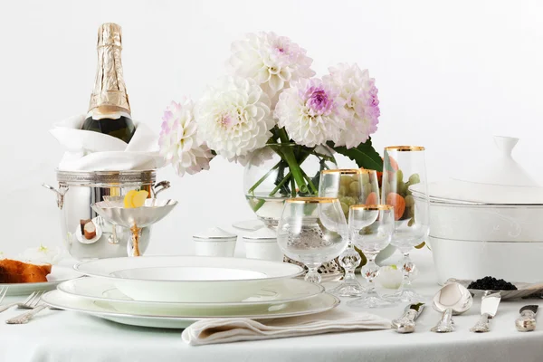Mesa con platos y champán — Foto de Stock