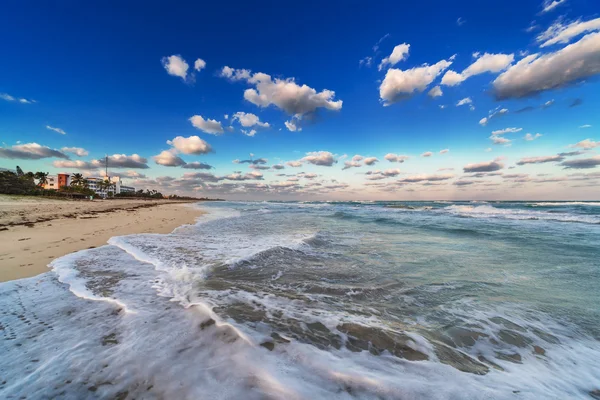 Hotel na praia arenosa — Fotografia de Stock