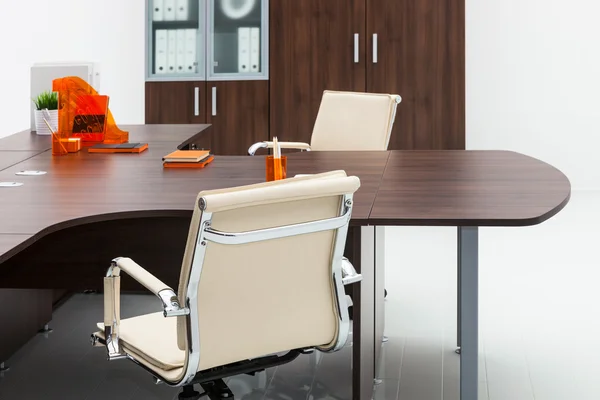 Desk and armchairs on white wall — Stock Photo, Image