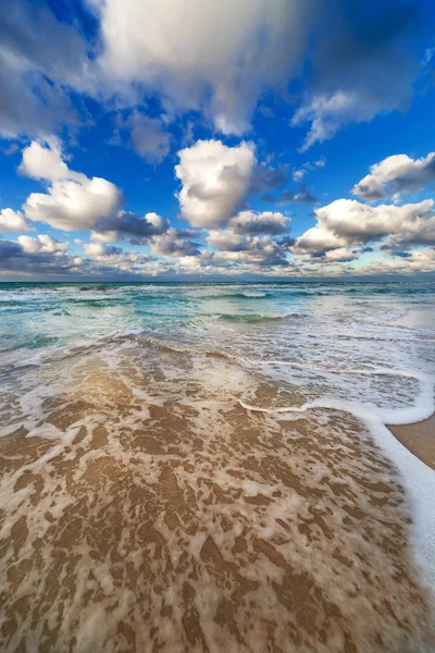 Волны кружатся на пляже — стоковое фото