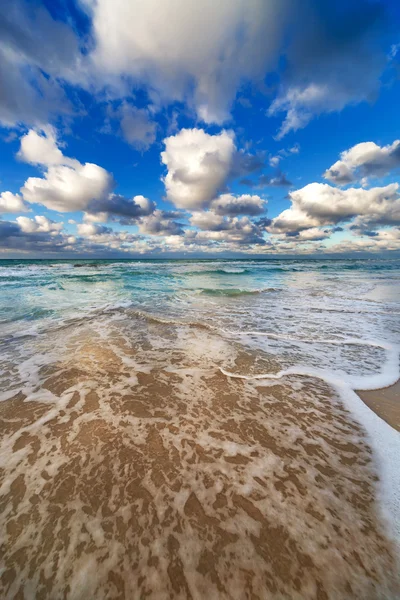 Ondas batendo na praia — Fotografia de Stock