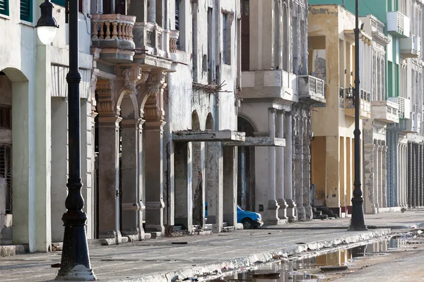 Vecchie case su una strada — Foto Stock