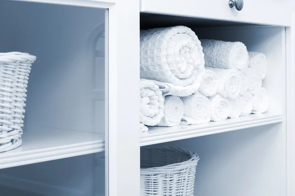 Witte towels handdoeken op een plank — Stockfoto