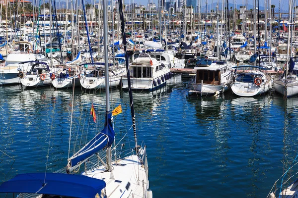 Weiße Yachten angedockt — Stockfoto