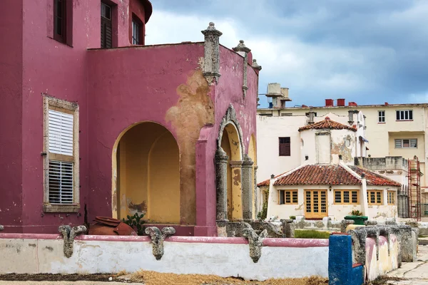 Antigua casa rosa — Foto de Stock