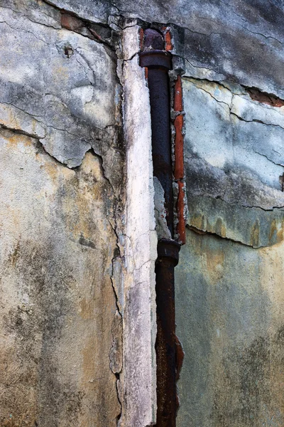 Vecchio tubo sul muro — Foto Stock