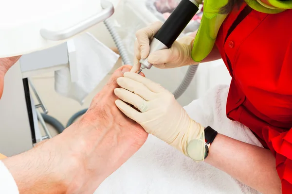 Pedicure per uomo in salone — Foto Stock