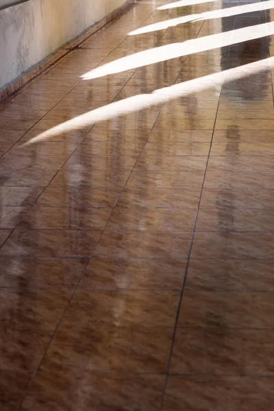 Отраженный мраморный пол — стоковое фото