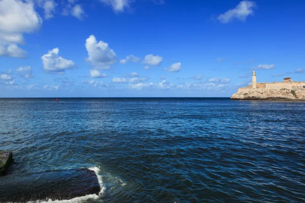 Antigua fortaleza cerca del mar — Foto de Stock