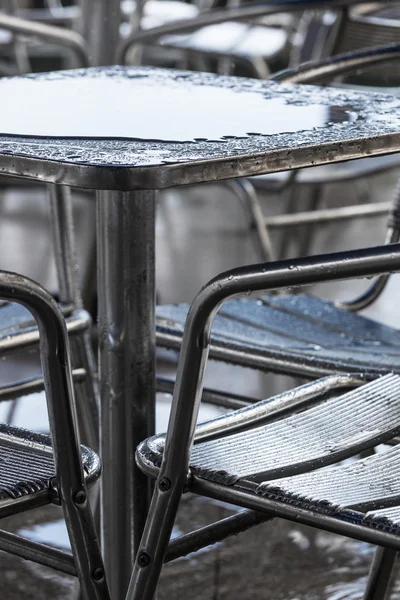 Tafel en stoelen na regen — Stockfoto