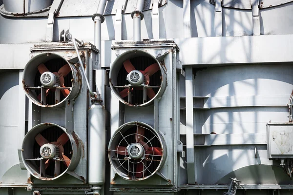 Ventiladores na parede de metal — Fotografia de Stock