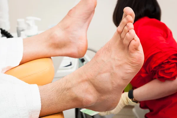 Pedicure mannelijke voeten — Stockfoto