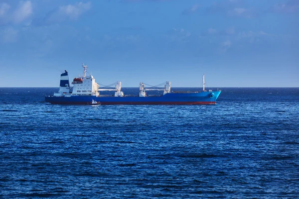 Cargo ship in ocean — Stock Photo, Image