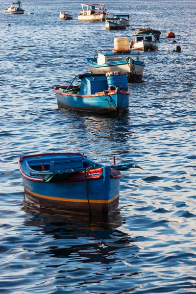 Barcos de pesca no oceano — Fotografia de Stock
