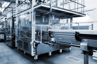 Konveyör fabrikasında çalışan