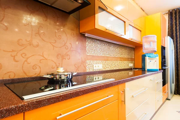 Mutfak üzerinde bir su soğutucusu — Stok fotoğraf