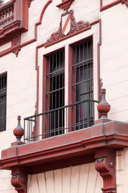 balkon pencere ve pembe duvar