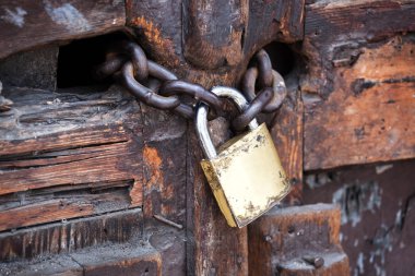 kapıya zincir ile asma kilit