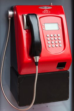 Kırmızı genel telefon
