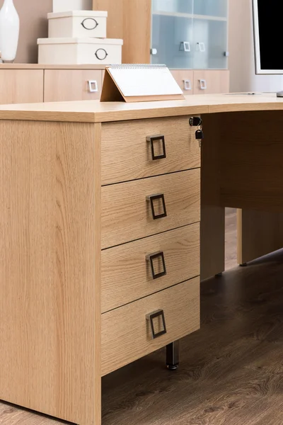 Biurko z szufladami w biurze — Zdjęcie stockowe