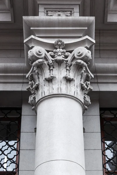 Columna tallada del edificio viejo — Foto de Stock